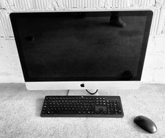 Mac Bildschirm mit HP Tastatur und Maus