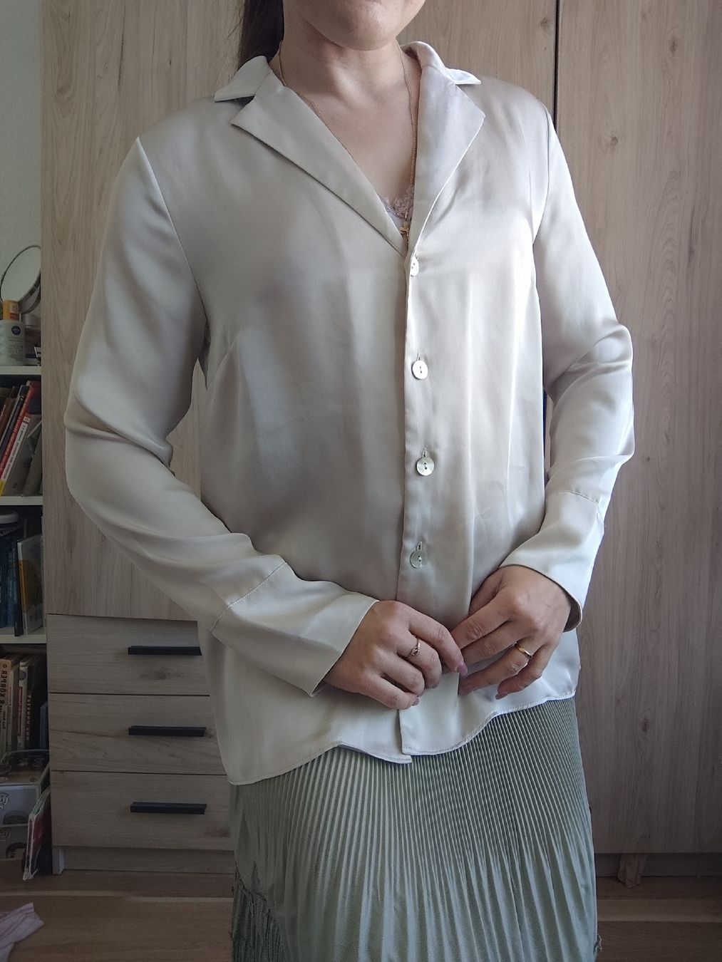 H&M Camicette: H&M Beige Blouse, Size S - Perfect for Spring Layering! – Usato da Mägenwil venduto da VintageGirly 1