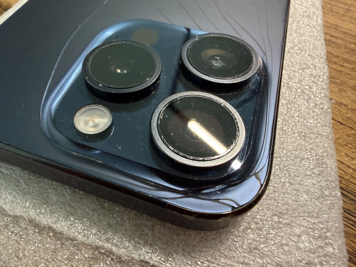 Apple Handys / Smartphones: GLASBRUCH: iphone 15 Pro – Defekt aus Langenthal von fluehmann_ 1