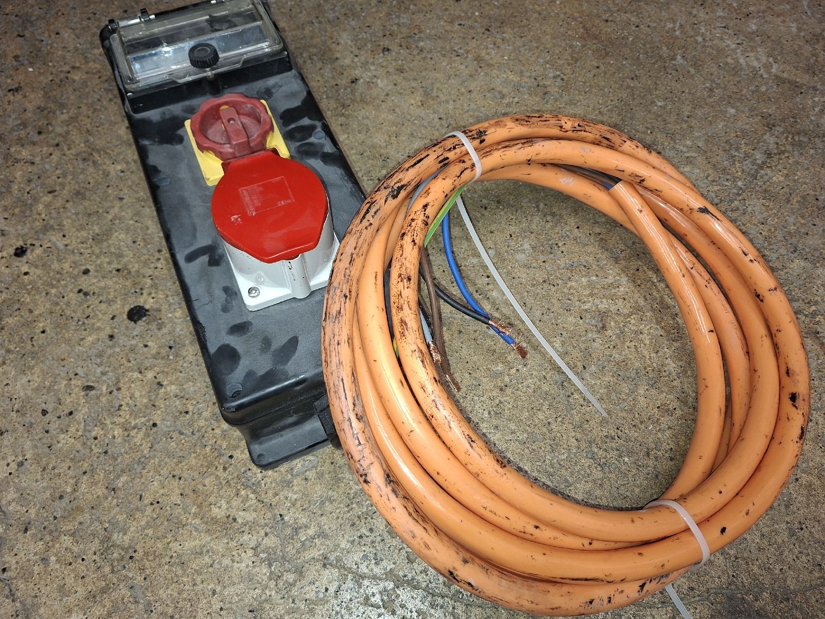 Elettrotecnica: Stromverteiler Demelectric Hartgummi 841 D44366 CEE32 4.5m – Usato da Neunkirch venduto da MaElekt