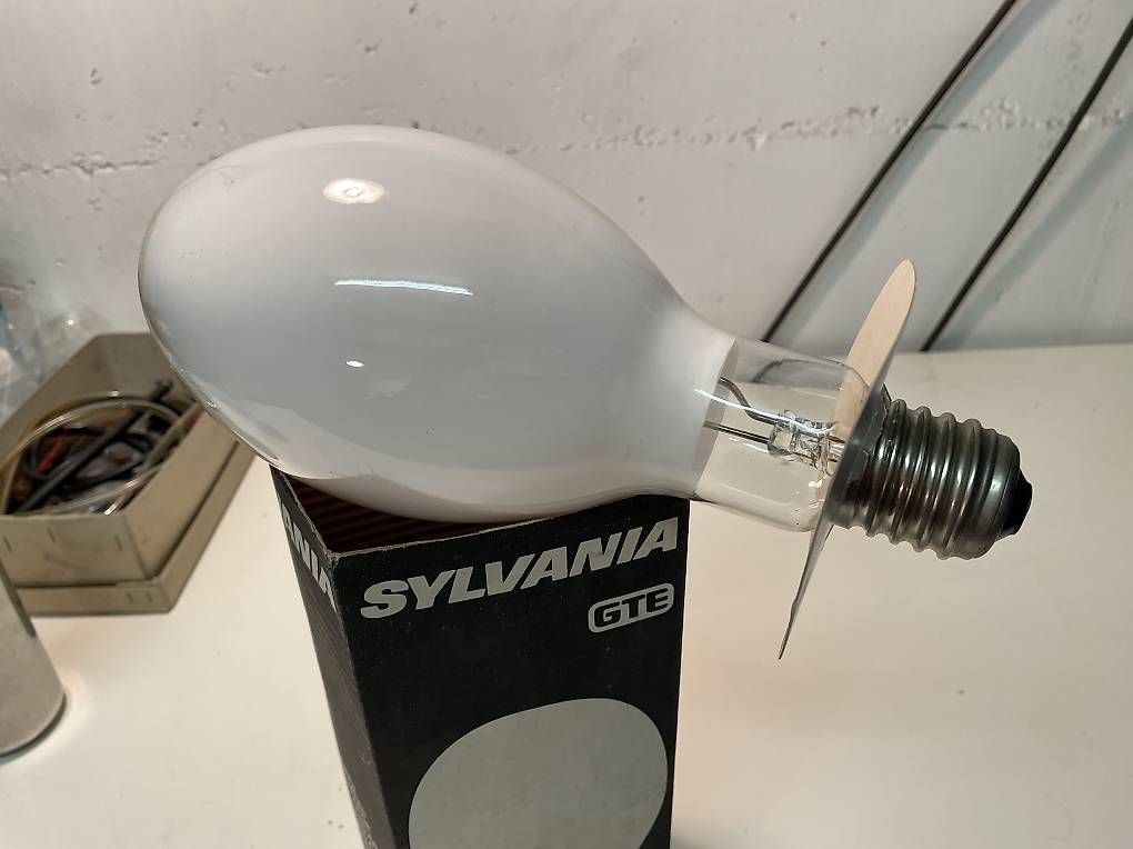 Lampade: Ampoule / Lampe à décharge E40 – Usato da Les Acacias venduto da Lynncia