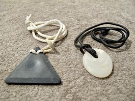 2 Stein Schmuck Anhänger Amulett Tonschiefer Alabaster