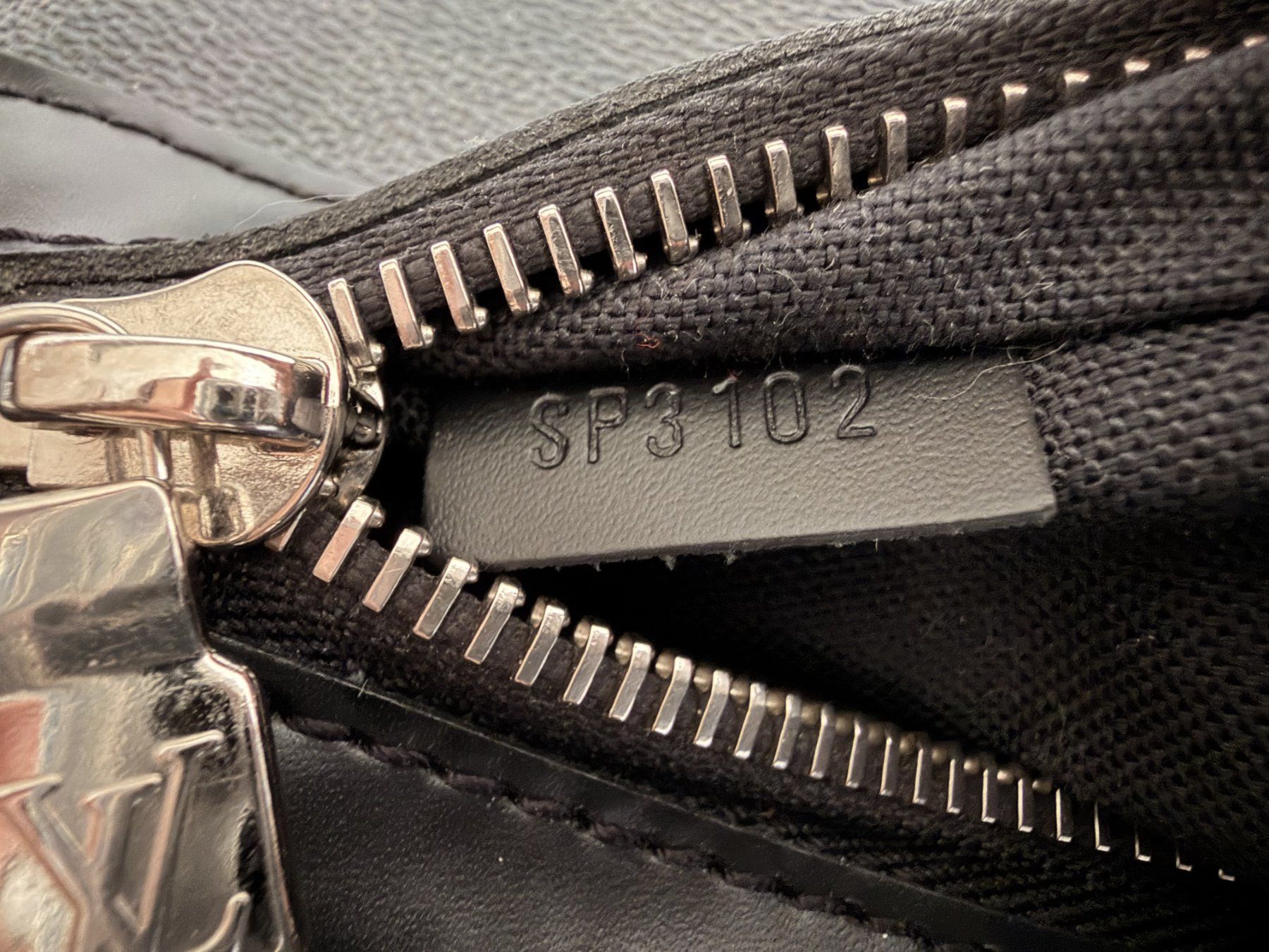 Louis Vuitton Borse: Louis Vuitton Daniel MM Damier Graphite - Bon état – Usato da Yverdon-les-Bains venduto da zchtc2012 2