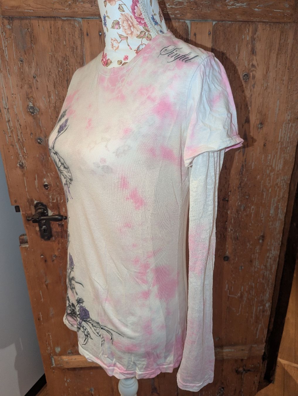 T-shirt: Sinful by Affliction Langarmshirt - Batik Rosa Skull-Print – Usato da Altendorf venduto da Eistoelter 3