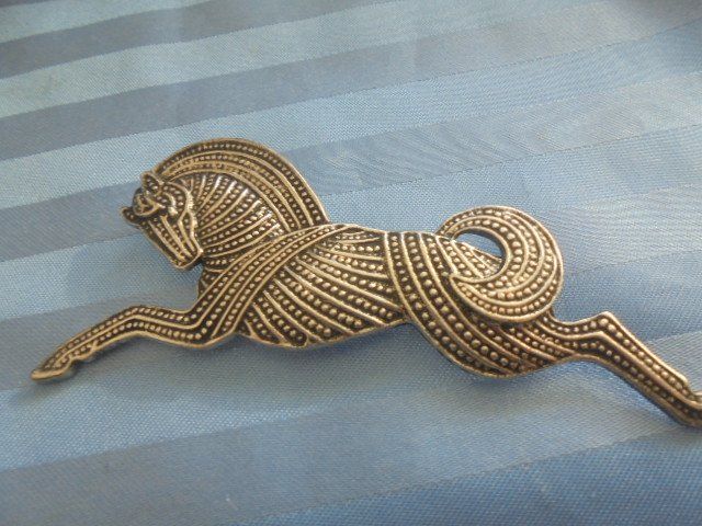 Broches & Aiguilles: Brosche springendes Pferd – D'occasion à Hinwil par Glasperlen