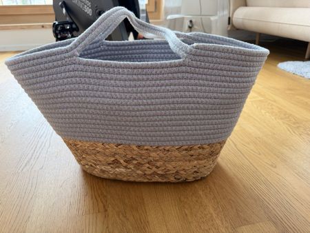 Schöne graue Korb-Tasche mit Henkel