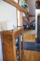 Meuble vitrine avec trois tablards en bois massif