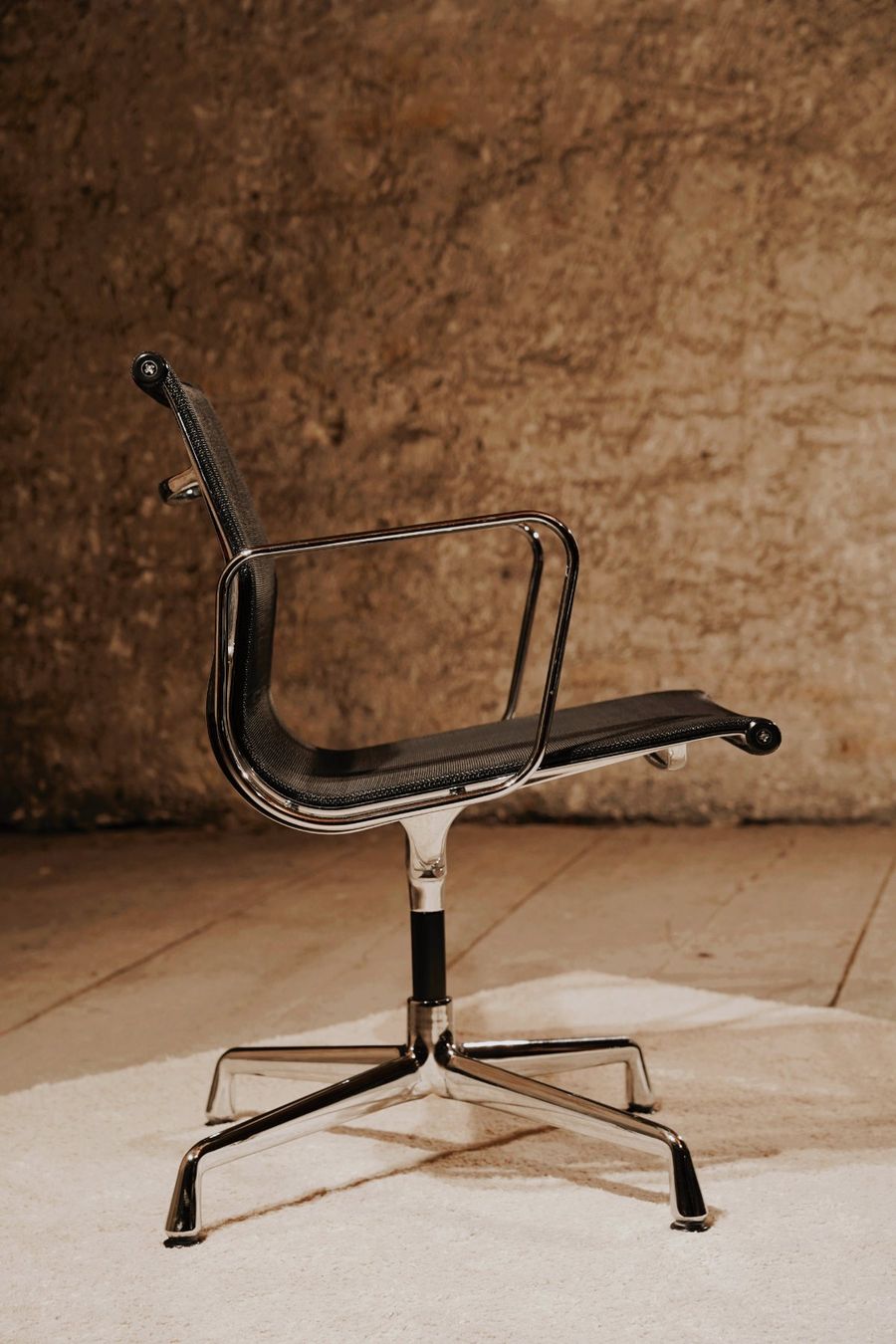 Vitra Sedie: VITRA - EA 107 - Aluminium Chair - Eames Designklassiker – Usato da Biel/Bienne venduto da 33drei 3