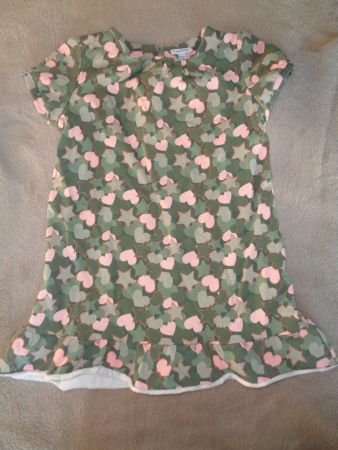 Süsses Sommerkleid, Grösse 98, Sterne und Herzen Motiv.