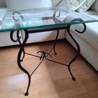 Tisch mit Metallfüsse und Glasplatte
