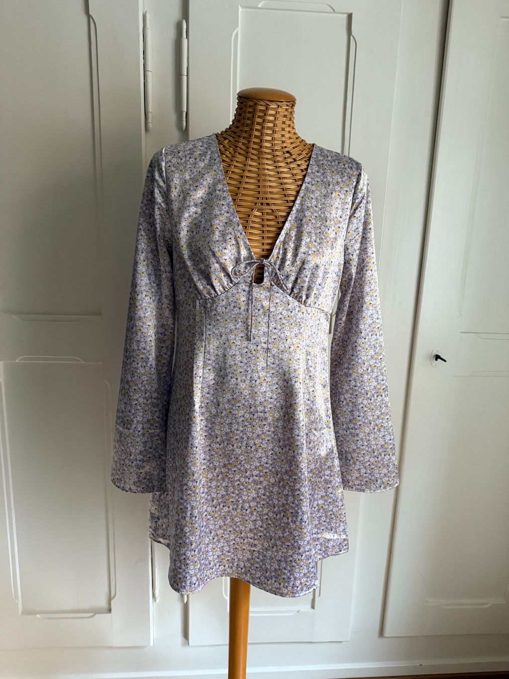 H&M Robes: Satin Kleid flieder geblümt 38 – D'occasion à Zürich par Diazaio