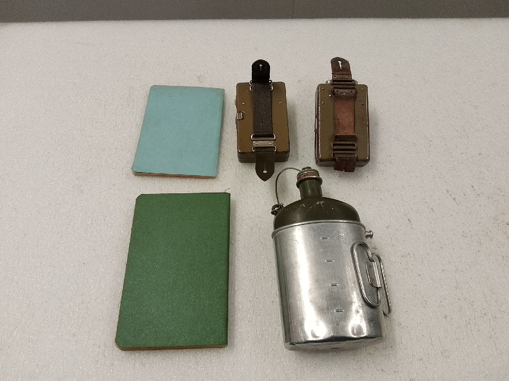 Attrezzatura & Pezzi di ricambio: Schweizer Armee Ausrüstung, Feldflasche, Lampe, Bücher. – Usato da Trubschachen venduto da Caddy8 7