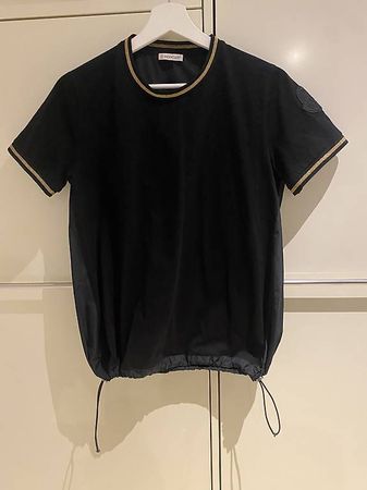 Moncler Damen T-Shirt Schwarz mit Goldbesatz & Kordelzug