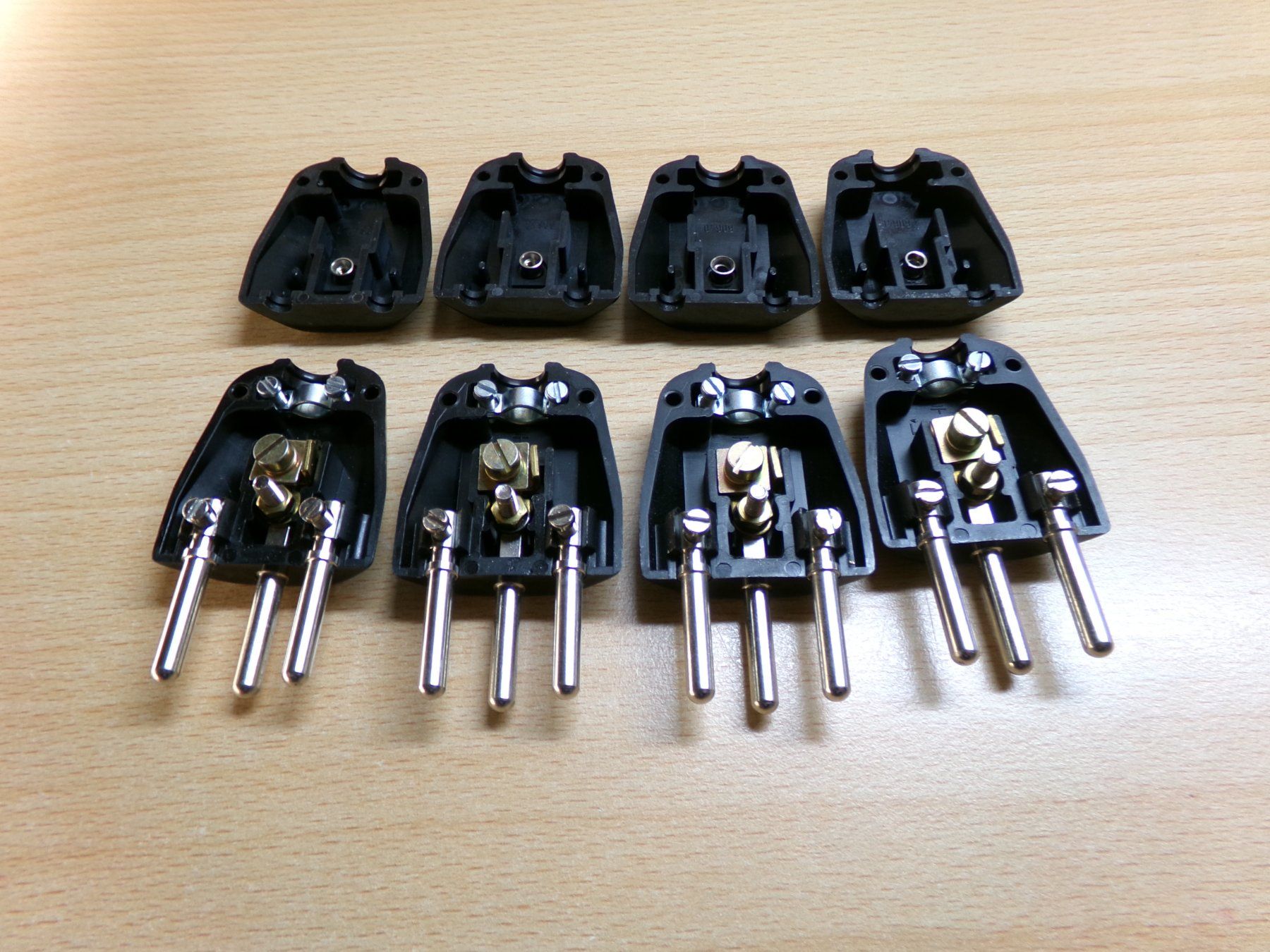 Spine: 4 Stecker Typ12 schwarz – Usato da Hombrechtikon venduto da Maloev17