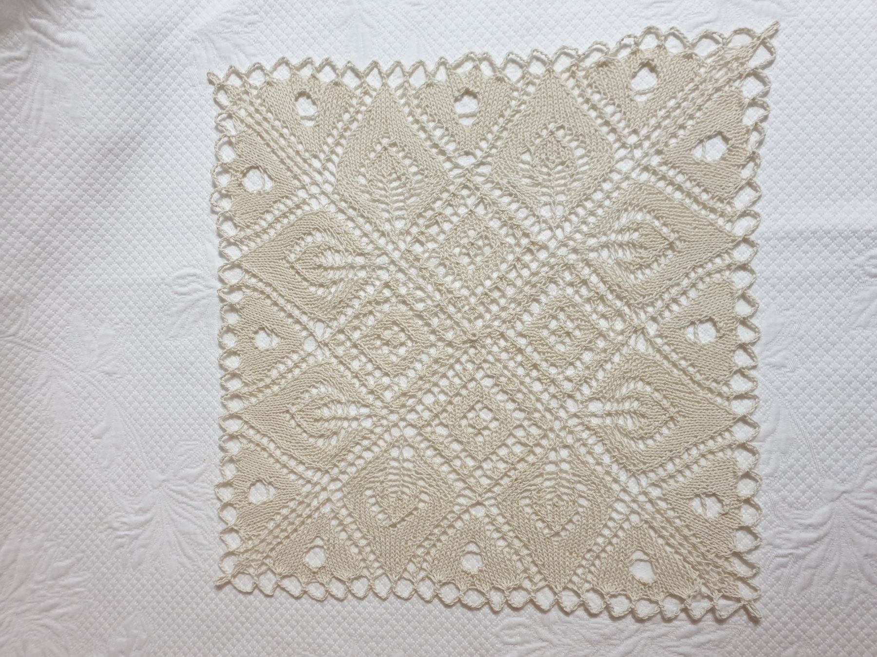 Tessuti: Spitzendeckchen gestrickt Deckeli 28 x 28 cm Hellbeige – Nuovo (secondo la descrizione) da Gossau ZH venduto da LeoniesDeko