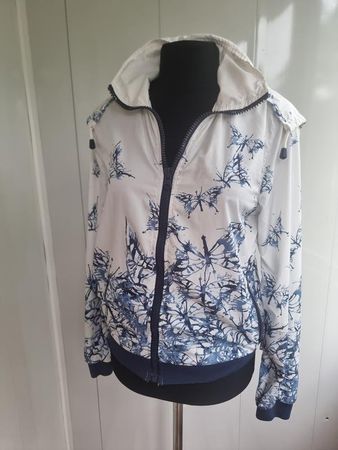 Coole Windjacke von Replay. Die Kapuze lässt sich bei Bedarf