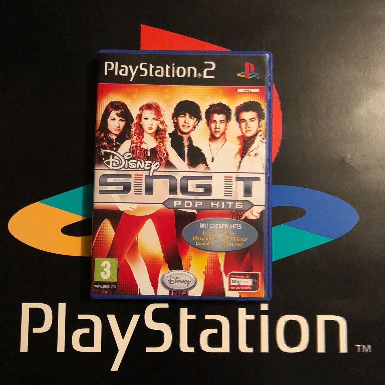 Giochi: Disney Sing It Pop Hits für PS2 – Usato da Kestenholz venduto da Mad18
