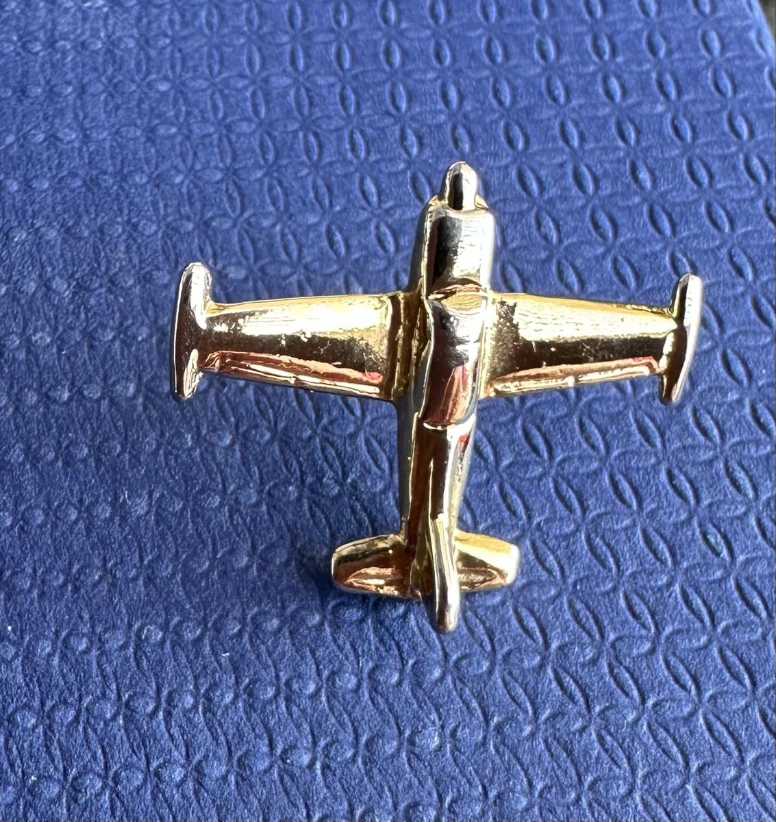Spille & Fermagli: Goldfarbene Flugzeug-Brosche / Pin – Usato da Münsingen venduto da Innchen 1
