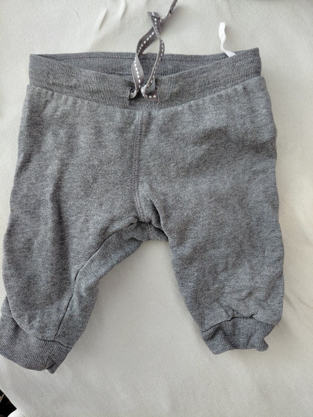 H&M Pantaloni: Baby Trainerhose Grau Gr. 68 – Usato da Teufen AR venduto da JanineSG