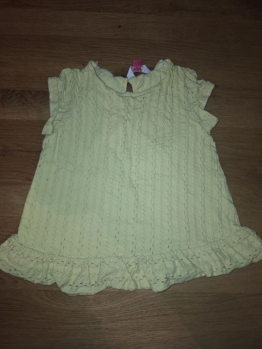 Blouses, T-shirts & Tops: Mädchen Oberteil / TShift hellgelb mit Rüschen – D'occasion à Wangen an der Aare par jan_2zxv