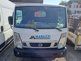 Nissan NT400 Cabstar Lieferwagen mit kran
