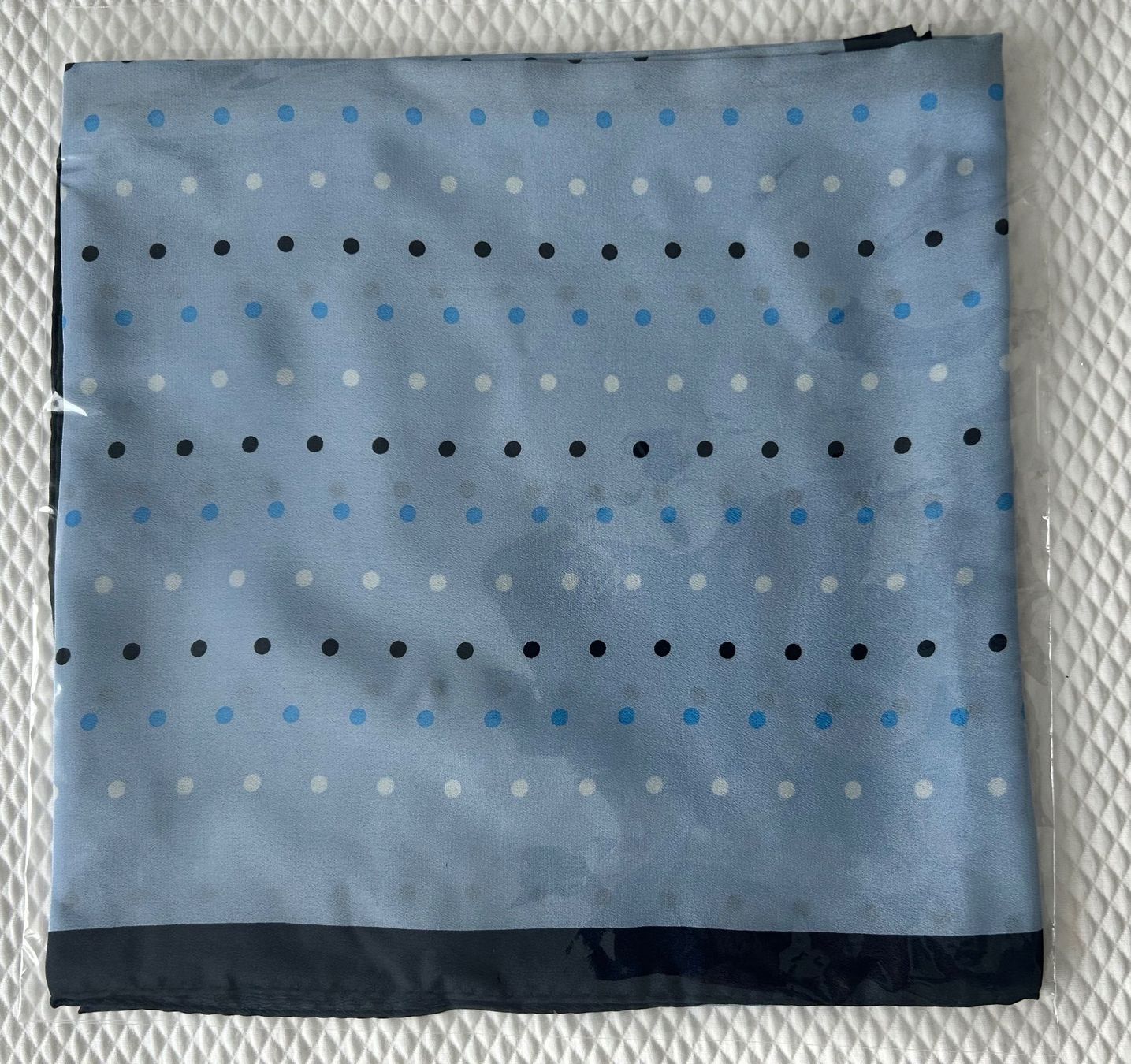 Foulard & Sciarpe: Edles Seidentuch, hellblau gepunktet, Neu! – Nuovo e nell'imballaggio originale da Horn venduto da Resvi 1