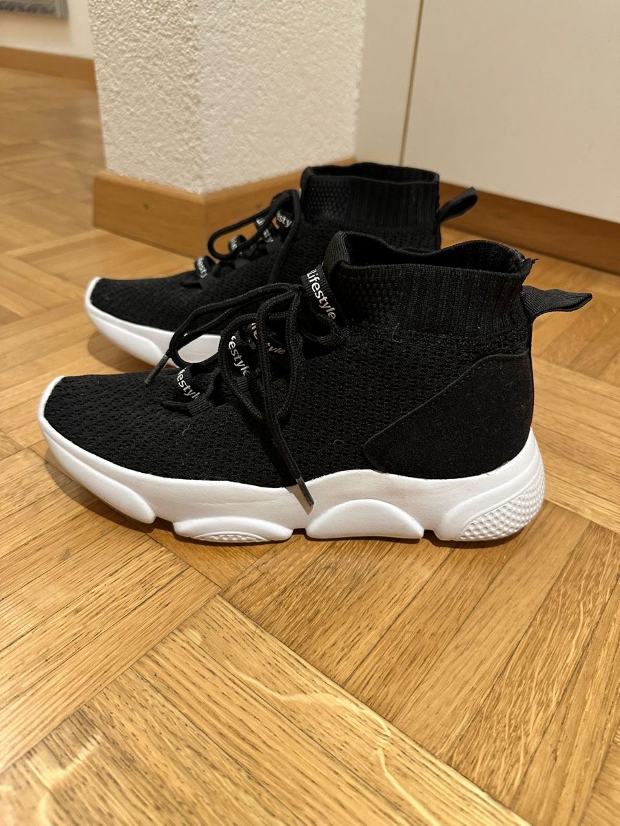 Scarpe da donna: Trendige Sneaker, Schwarz/Weiss, Grösse 37 – Usato da Wil SG venduto da millass 2
