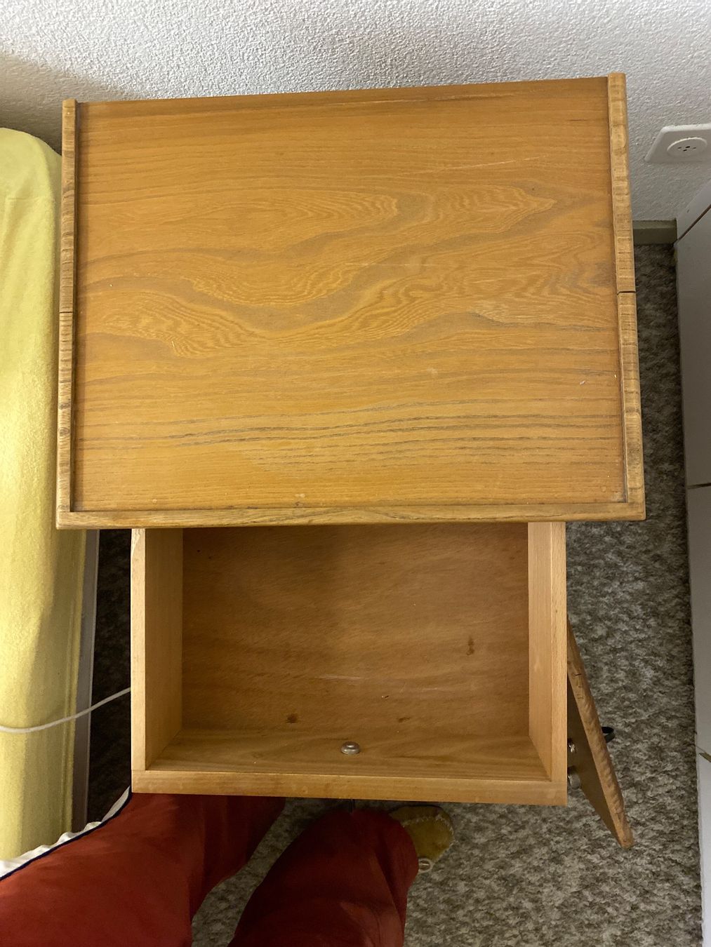 Comodini: Vintage Nachttischchen aus Holz mit Glasplatte – Usato da Weinfelden venduto da urs_wq67 2