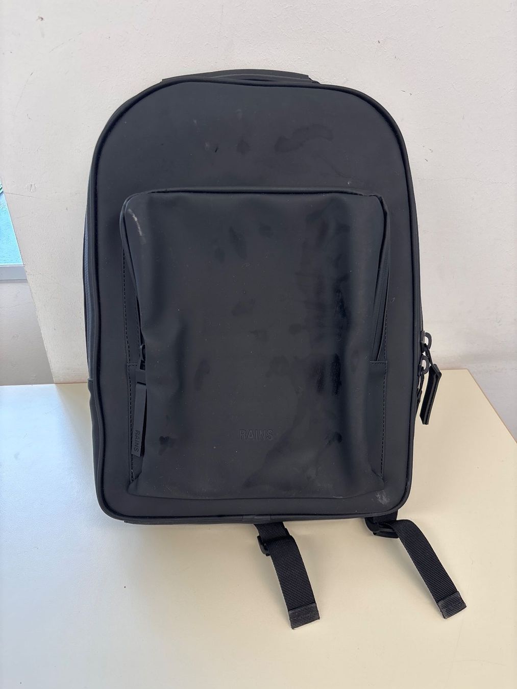 Rains Zaini: Schwarzer Rains Rucksack - Kein Versand – Usato da Luzern venduto da lupol_Verwertungen