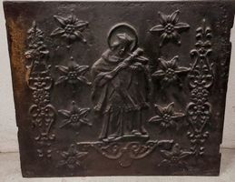 Antike eiserne Kaminplatte mit christlichen Heiligen