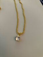 Elegante glänzende goldfarbene Halskette mit Anhänger Zirkon
