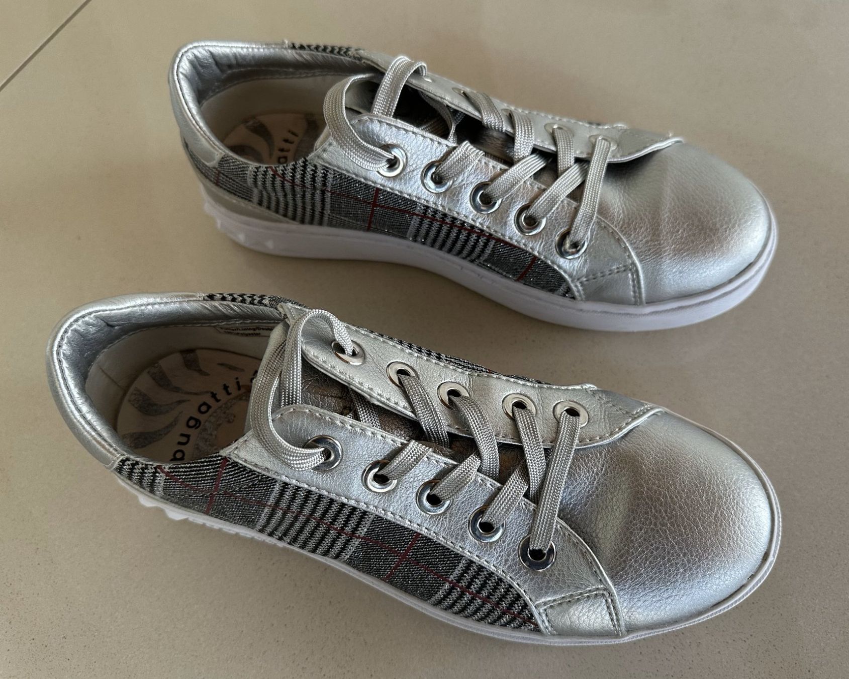 Bugatti Scarpe da donna: Neuwertige Damen Freizeit-Sneakers Bugatti Gr. 37, silber – Usato da Dielsdorf venduto da MTBiker100 2