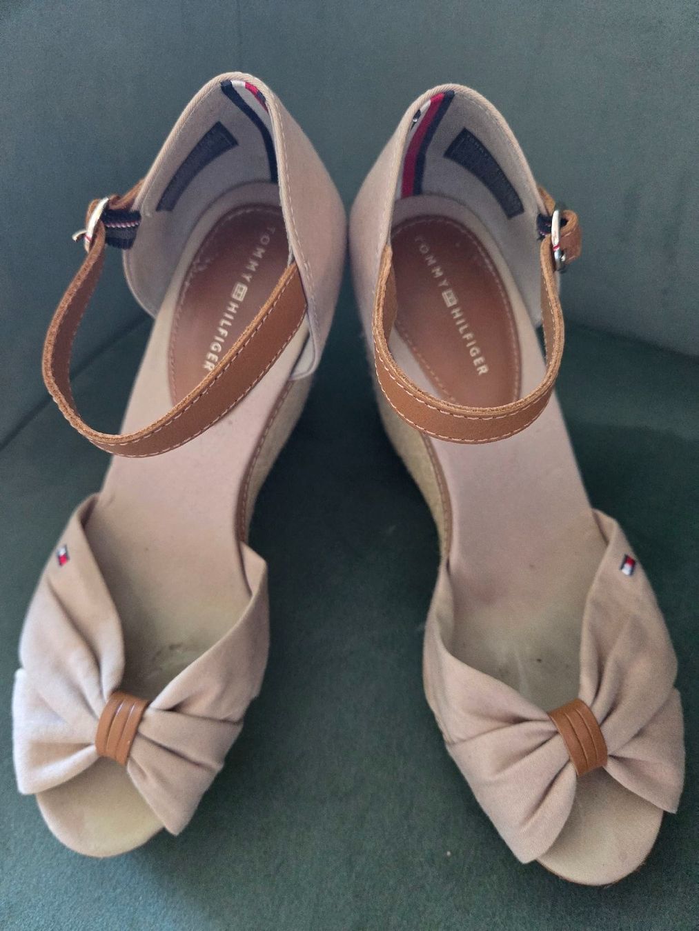 Tommy Hilfiger Damenschuhe: Tommy Hilfiger beige Keilsandaletten – Gebraucht aus Emmen von GrabandGo 2