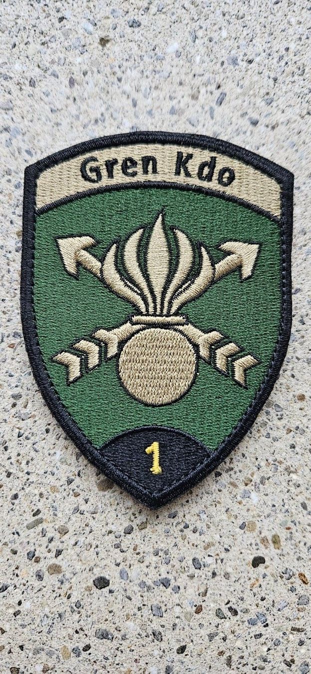 Schweizer Armee Placchette & Badge: *** Badge Grenadier mit klett *** – Nuovo e nell'imballaggio originale da Riedholz venduto da fr_sIruP