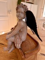 Dekorative Engel Figur mit schwarzen Flügeln gebraucht