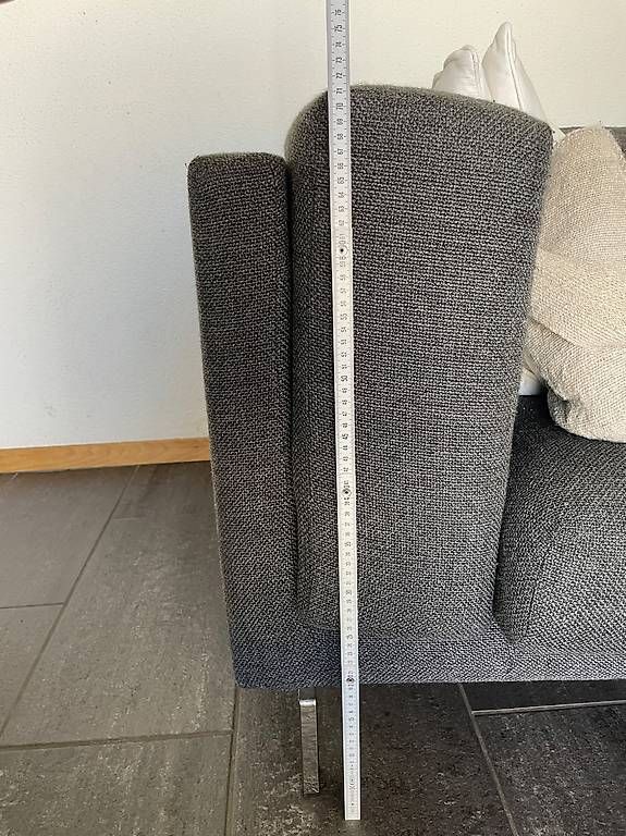 Divani: Dunkel graues Sofa und Ottoman  – Usato da Zürich venduto da sofiauribe 1
