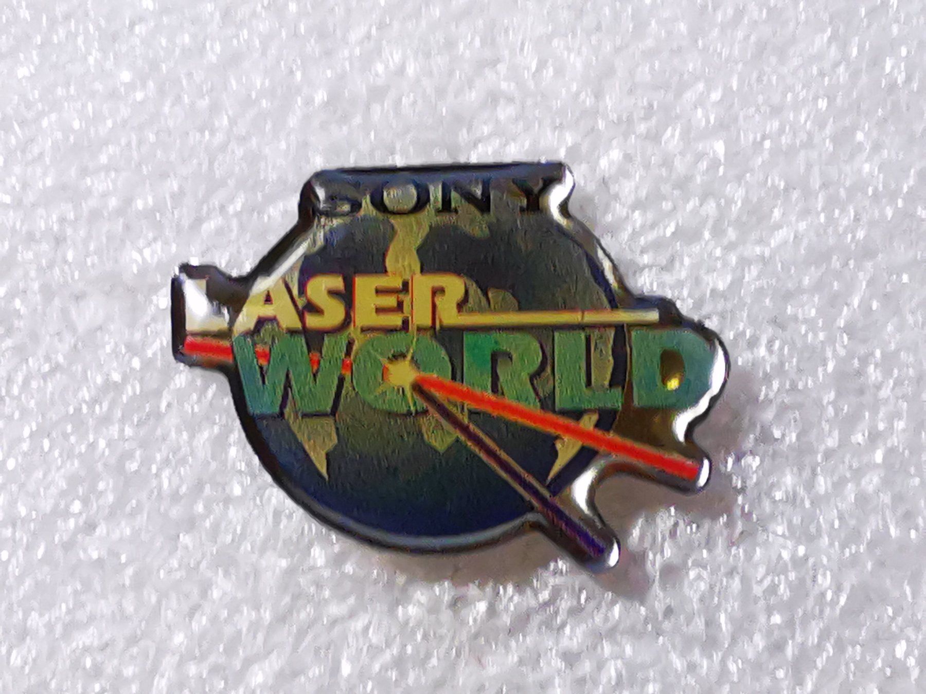 Placchette & Badge: Ansteckpin 44: Sony Laser World – Usato da Oppligen venduto da Pin-Fall-Shop