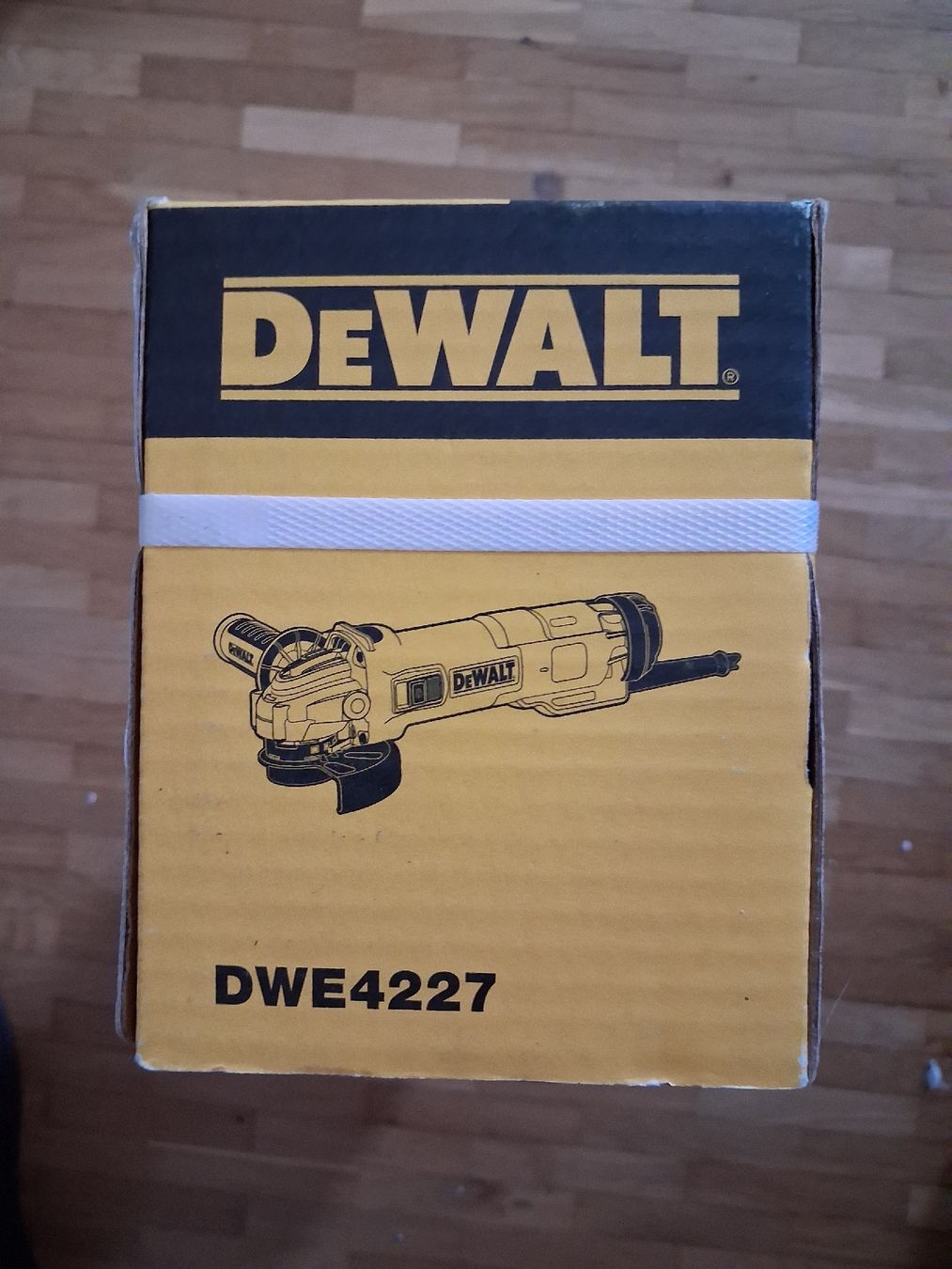 Dewalt Tutti gli attrezzi: Smerigliatrice angolare DeWalt DWE4227 - – Nuovo e nell'imballaggio originale da Jona venduto da api_sdn2 3