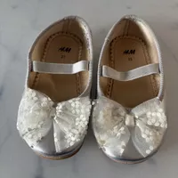 Ballerinas H&M silber mit Schleife Grösse 23