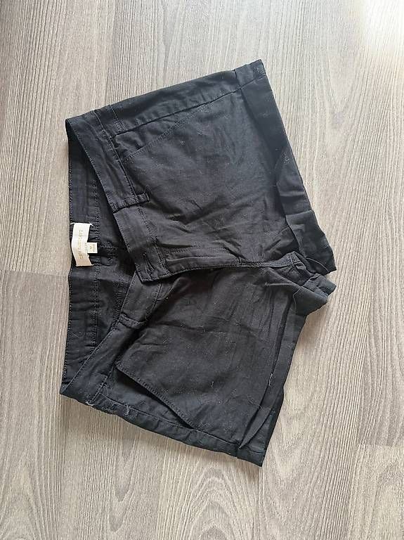 Pantaloni: Short noir à revers – Usato da Plan-les-ouates venduto da Jordane.S