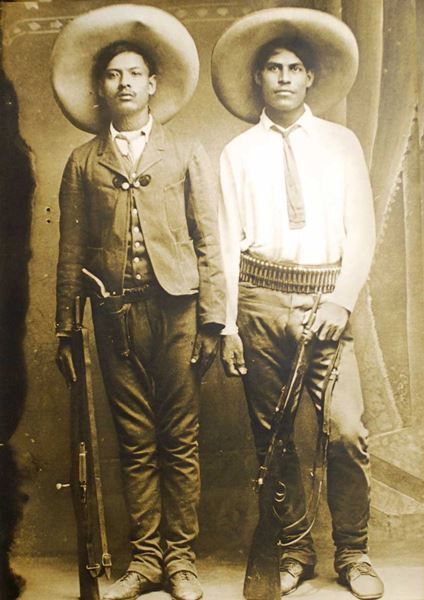 Foto & Immagini: Fotografie Lateinamerika, 2 Pistoleros – Nuovo (secondo la descrizione) da Bern venduto da Vintage-Art-Poster