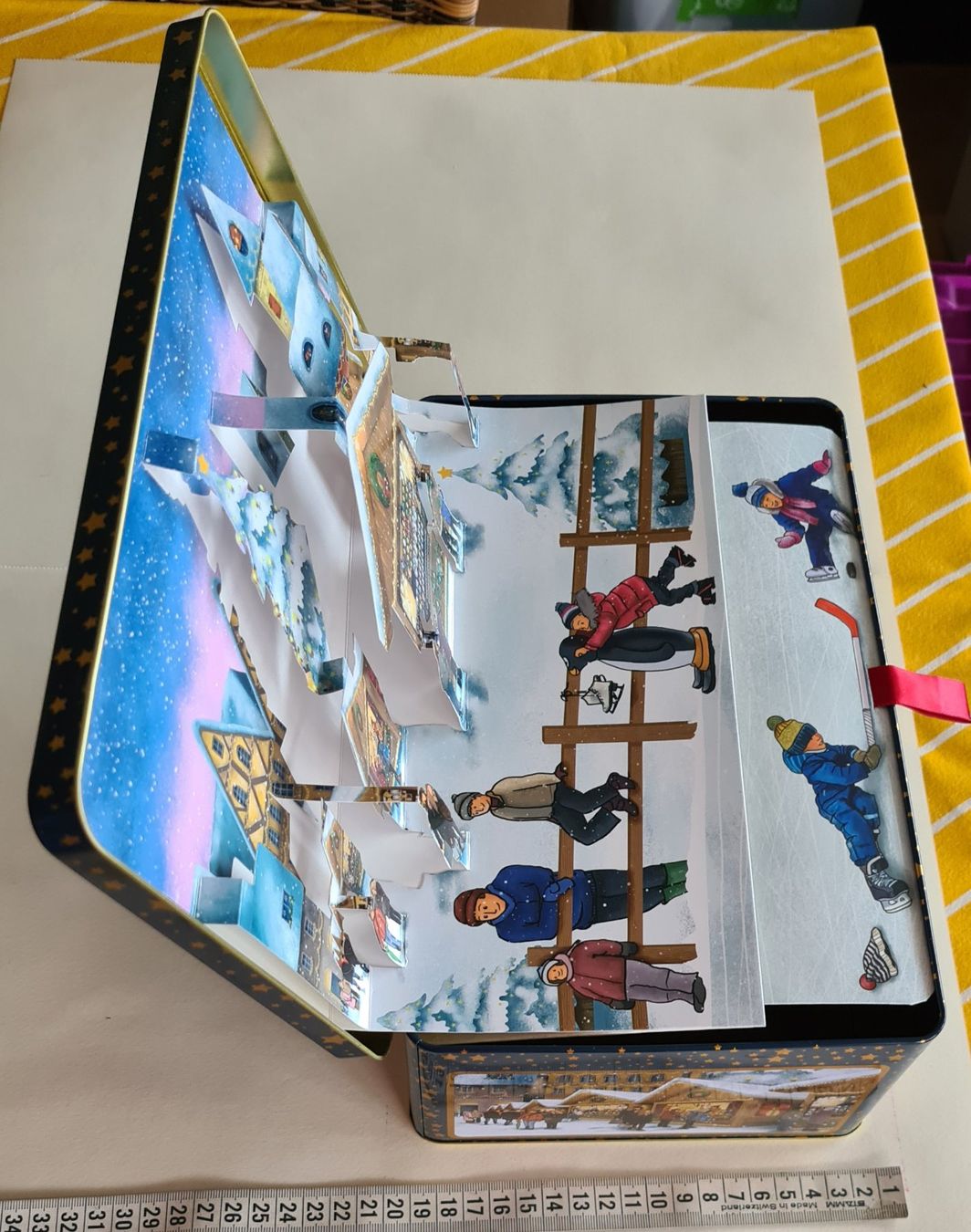 Tutte le decorazioni: 1 Biscuit Dose, 28x18x11cm, Eislauf,3D Bild, Weihnachtsmarkt – Nuovo (secondo la descrizione) da kuessnacht am rigi venduto da IceFan 7