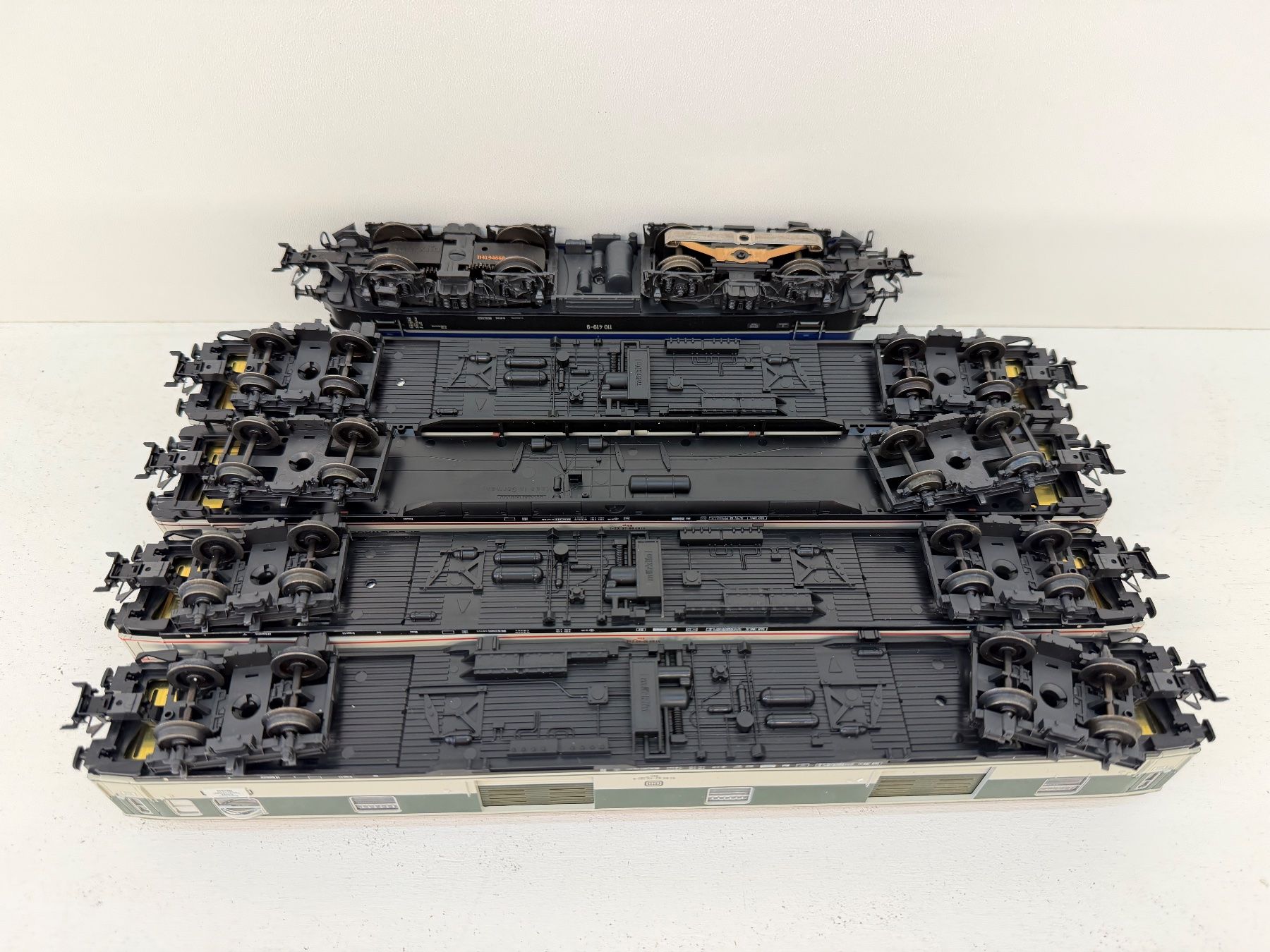 Märklin Modelleisenbahnen: Märklin Schnellzugpackung "Pop-Farben" 26512 – Gebraucht aus Büsserach von ModellbahnDepot 8