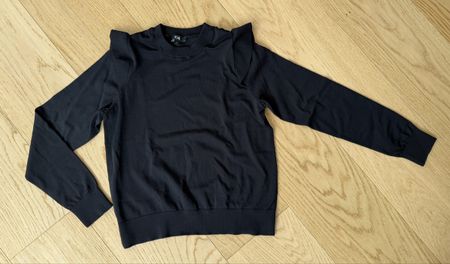 Eleganter Pullover in schwarz mit Volantärmel, GR M / NEU
