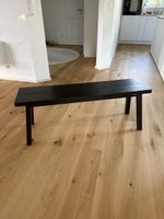 Sitzbank schwarz Holz schlicht gebrauchter Zustand