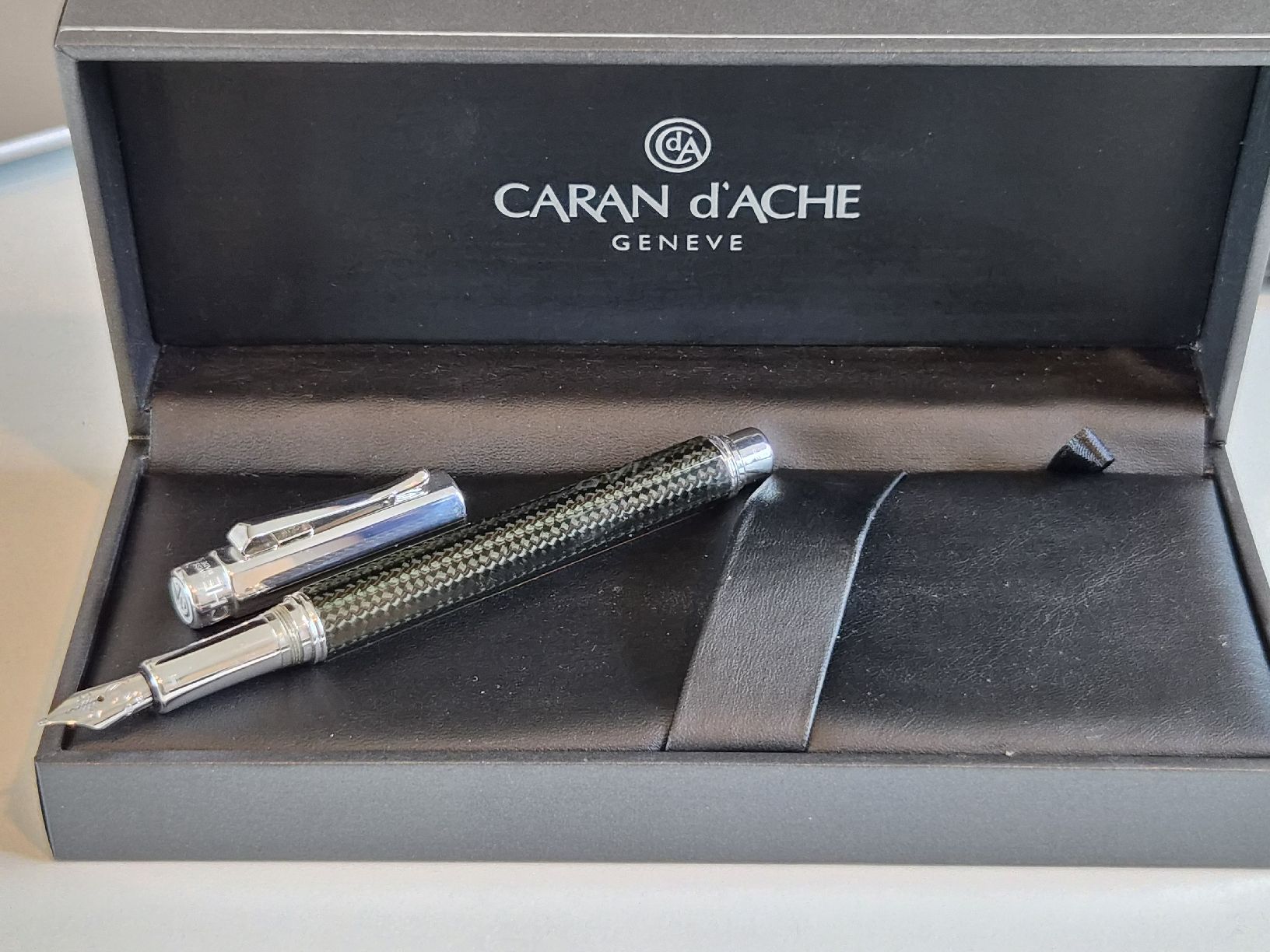 Caran D'Ache Stifte & Marker: Füllfederhalter Caran d'Ache Varius Carbon – Gebraucht aus Hinwil von Justnox 2