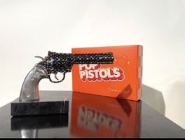 Van Apple “Pop Pistols" Skulptur