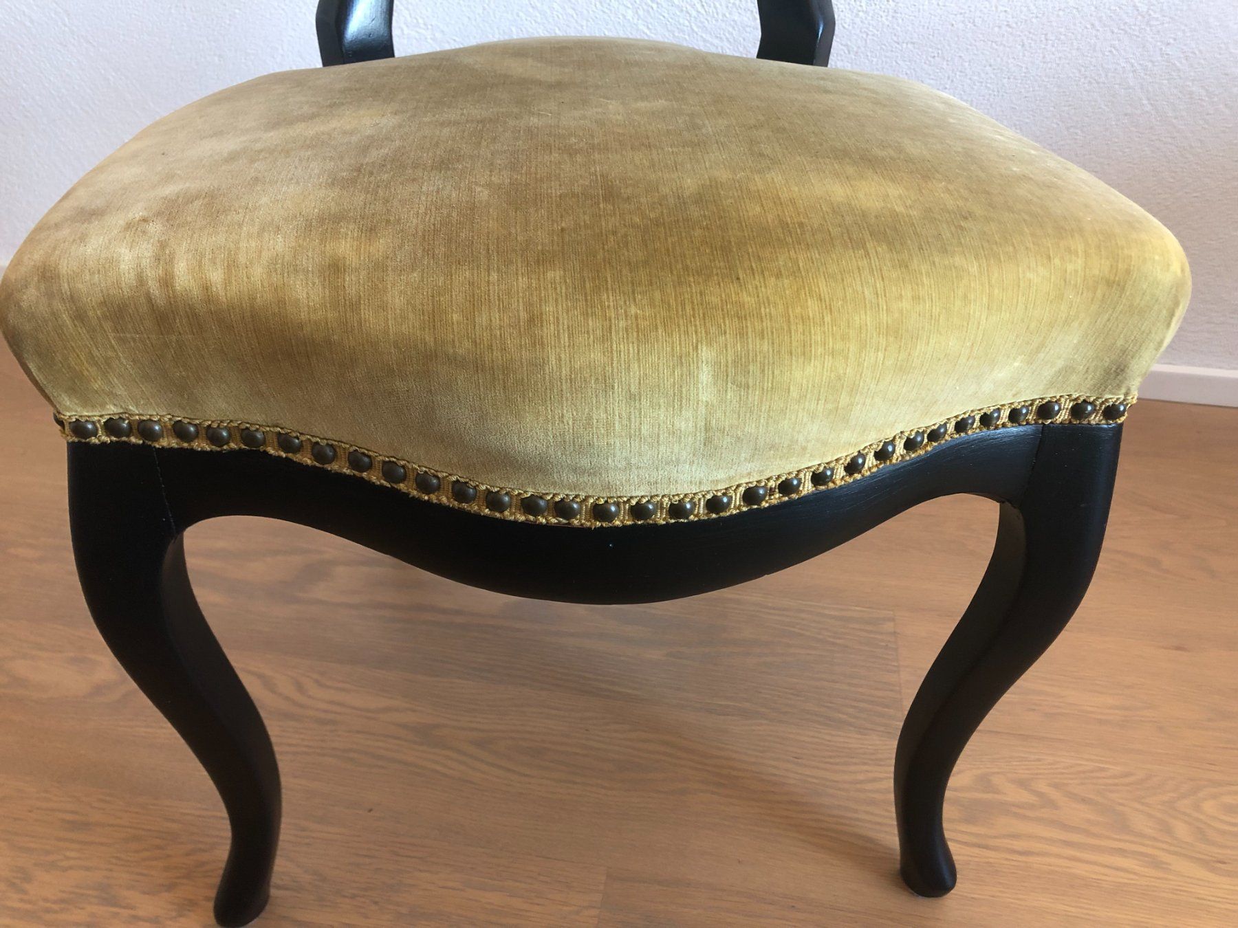 Stühle: Antiker Holzstuhl mit Velour-Stoff – Gebraucht aus Samstagern von TAAF 5