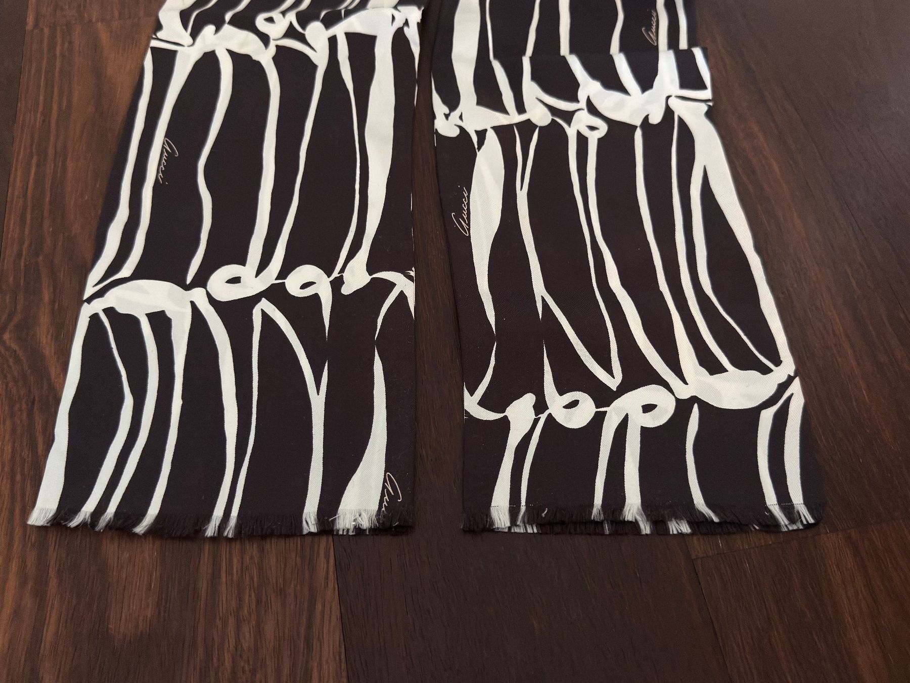 Gucci Foulard & Sciarpe: Gucci Seidenschal mit Logo-Design – Usato da Wermatswil venduto da dominance 3