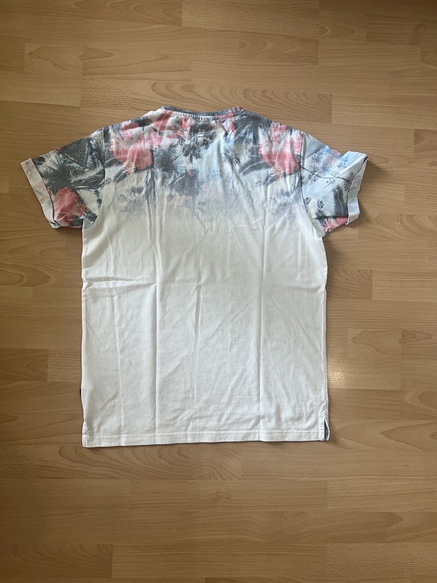 T-Shirts: T-Shirtmit Palmenmuster, Grösse M – Gebraucht aus Unterägeri von -Yasmina- 1